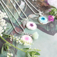 Schmucksets Cabochons mit getrockneten Blumen