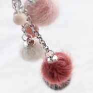 Schmucksets “Faux fur” Pompom Perlen und Anhänger in zarten Farben!
