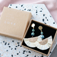 Schmucksets Entwerfen Sie trendy Schmuck mit Glasperlen mit holographischen Details