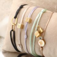 Schmucksets Fertigen Sie trendigen und personalisierten Schmuck mit Würfel-Buchstaben-Perlen aus Edelstahl an.