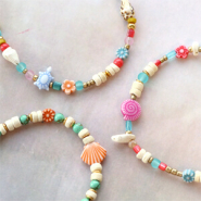 Schmucksets Gestalten Sie fröhliche Armbänder mit den Acrylperlen in Blumen- und Meeresoptik.  