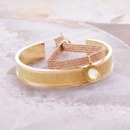Schmucksets Mit Armreifen und Schmuckbändern eine Armband-Kollektion erstellt