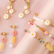 Schmucksets Schmuckinspiration mit Perlmuttperlen in Blumenform 