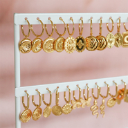 Schmucksets Schmuckdisplays befüllt mit symboltragenden Ohrringe 