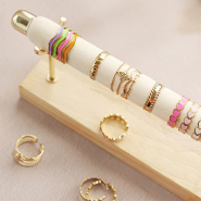 Schmucksets Schmuckdisplays stilvoll befüllt mit Ringen aus Edelstahl 