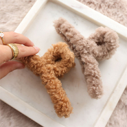 Schmucksets Teddyfell Plüsch-Haarklammern dekorativ zeigen