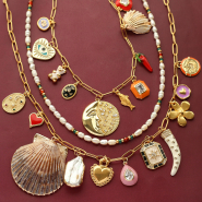 Schmucksets Ein Look, den alle lieben: der Charm-Trend