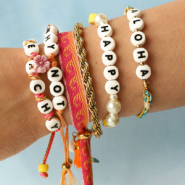 Schmucksets Sommer-Armschmuck: Inspirationen mit Keramik-Buchstabenperlen