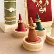 Schmucksets Schmuckkollektion mit Holzdisplays auslegen