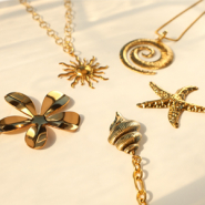 Schmucksets Schmuckdesigns mit großformatigen Schmuckanhängern