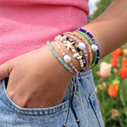 Schmucksets Armbänder und Fußkettchen in Szene setzen 