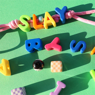 Schmucksets Verspielte Schmuckdesigns mit Acryl-Buchstabenperlen 