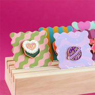 Schmucksets Trendige Geschenke: Pins auf BY31®-Zierkarten