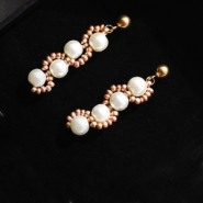 DIY Tutorial: Elegante Ohrringe im Wellendesign mit Glasperlen und Rocaillesperlen kreieren