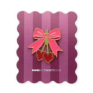 BY31&reg; Anstecker Schleife mit Kirschen auf Zierkarte Burgundy red-hot pink-moss green-gold