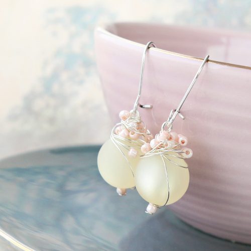 Detaillierter Schmuck in zarten Farben mit Artistic Wire
