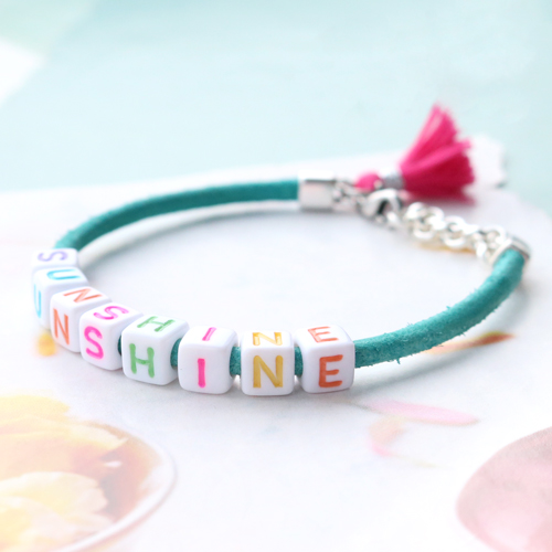 Farbenreicher Schmuck und Schl&uuml;sselanh&auml;nger aus DQ Leder personalisiert mit Buchstabenperlen