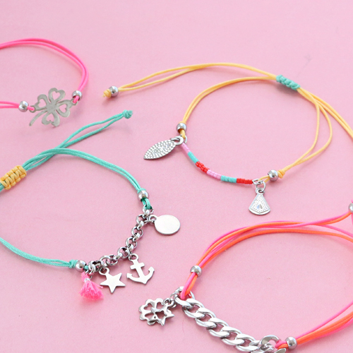 Armb&auml;nder in grellen Farben mit sch&ouml;nen Sommer Anh&auml;ngern aus RVS
