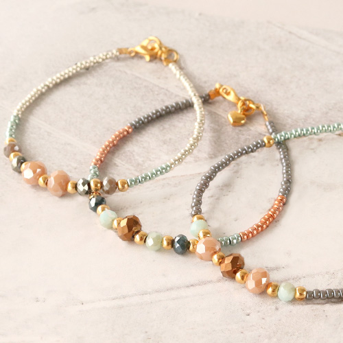 Farbenfrohe Armb&auml;nder mit Facettperlen und goldenen Details