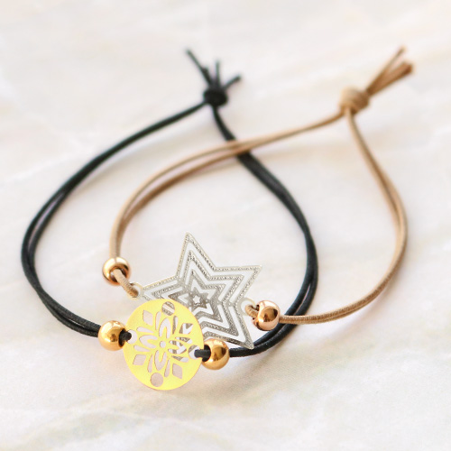 Armb&auml;nder und einen Schl&uuml;sselanh&auml;nger mit herrlichen Bohemian Anh&auml;ngern