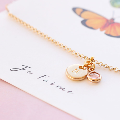 Lesen Sie hier, wie Sie trendy Schmuck machen mit Initialen Anh&auml;ngern
