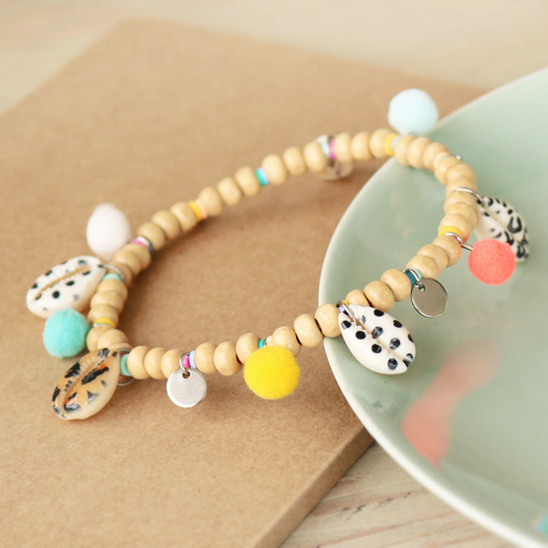 Entdecken Sie hier, wie Sie den besten Schmuck mit Kauris und Pompom Anh&auml;ngern herstellen k&ouml;nnen: