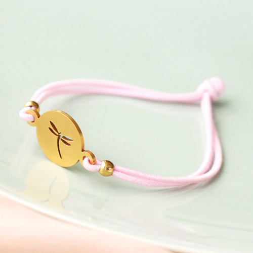 Ben&ouml;tigen Sie Inspiration? So machen Sie ganz einfach trendige Armb&auml;nder aus farbigem Elastik:
