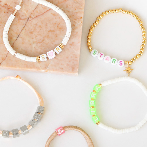 Diese coolen Sommerarmb&auml;nder k&ouml;nnen mit Buchstaben Perlen und Sternzeichen Perlen hergestellt werden: