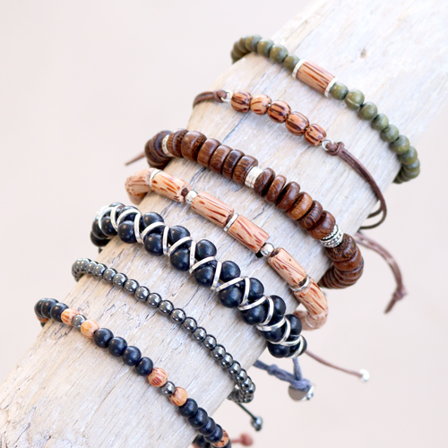 Sehen Sie hier, wie Sie diese coolen Armb&auml;nder mit Holz Perlen selbst herstellen k&ouml;nnen: