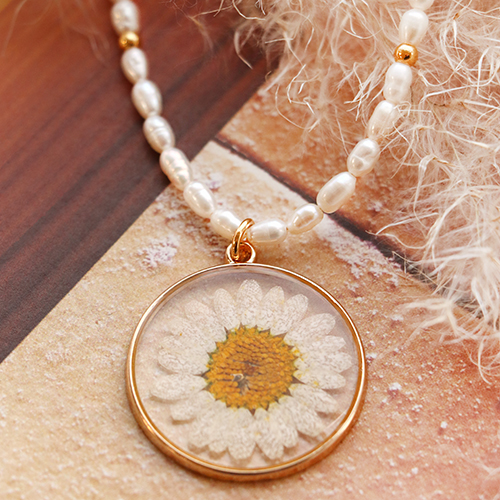 Sie k&ouml;nnen den sch&ouml;nsten Schmuck mit getrockneten Blumen Anh&auml;ngern machen!