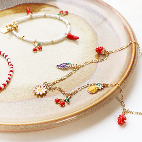 Lesen Sie hier, wie Sie Frucht und Blumen Anh&auml;nger im Handumdrehen in trendigen Schmuck verwandeln k&ouml;nnen. 