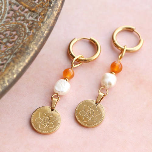 Sie k&ouml;nnen diesen trendigen Schmuck mit den Birth Flower-Anh&auml;ngern herstellen: