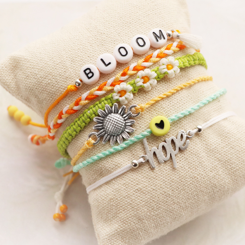 Lassen Sie sich inspirieren und kreieren Sie trendige Sommerarmb&auml;nder mit Makramee-Garn! 