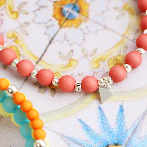 Bunte Armb&auml;nder, die Sie mit Acrylperlen herstellen! 