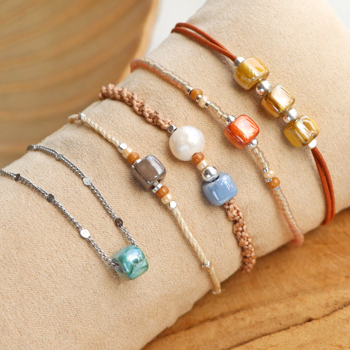 Ideen f&uuml;r stilvollen Schmuck mit w&uuml;rfelf&ouml;rmigen griechischen Keramikperlen in Designerqualit&auml;t