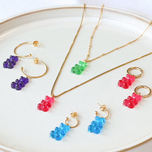 So gestalten Sie farbenfrohen Schmuck mit Gummib&auml;r-H&auml;ngern