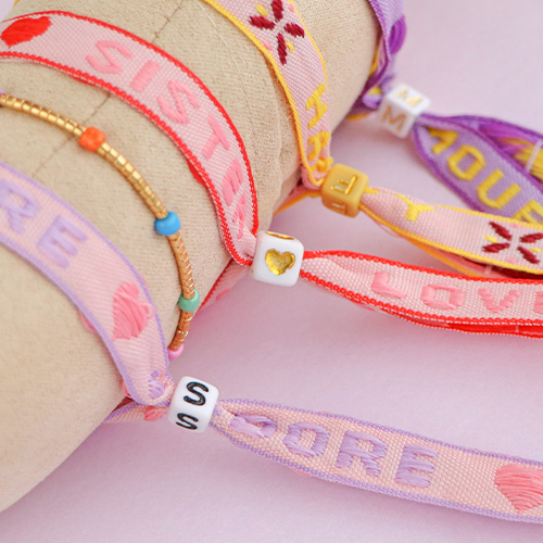 Verwenden Sie dieses sch&ouml;ne Band f&uuml;r Ihre Armband-Kollektion