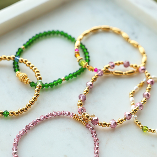 Armb&auml;nder designen und pr&auml;sentieren: Ideen mit facettierten Perlen