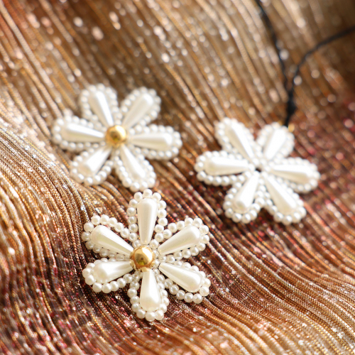 Festlichem Schmuck mit Blumen-Facettperlen-Anh&auml;ngern designen