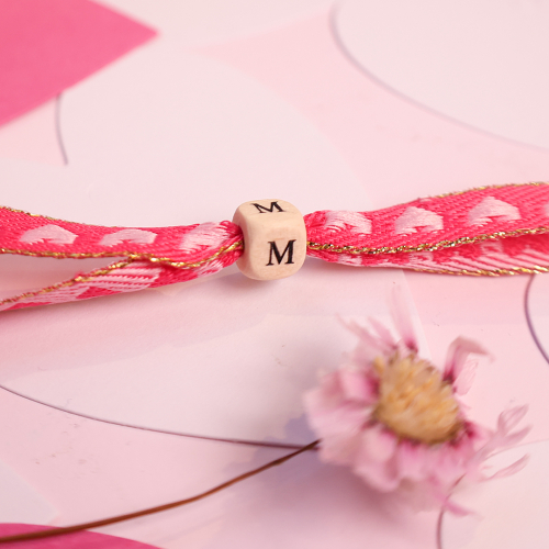 Armb&auml;nder aus Valentinsb&auml;ndchen mit Text herstellen