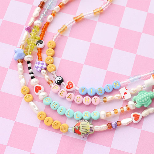 Einzigartige Ketten und Sneaker-Cords mit Buchstabenperlen aus Acryl