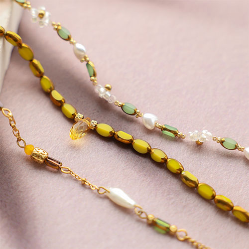 So wird aus ovalen Glasperlen mit goldfarbenem Rand schicker Schmuck 