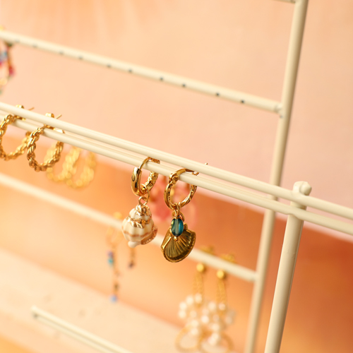 Schmuckst&uuml;cke an stilvollen Schmuck-Displays pr&auml;sentieren