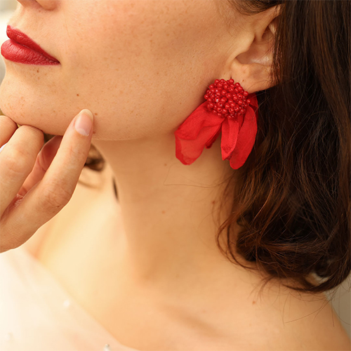 Kreieren Sie einen einzigartigen Look mit Blumen-Ohrringen