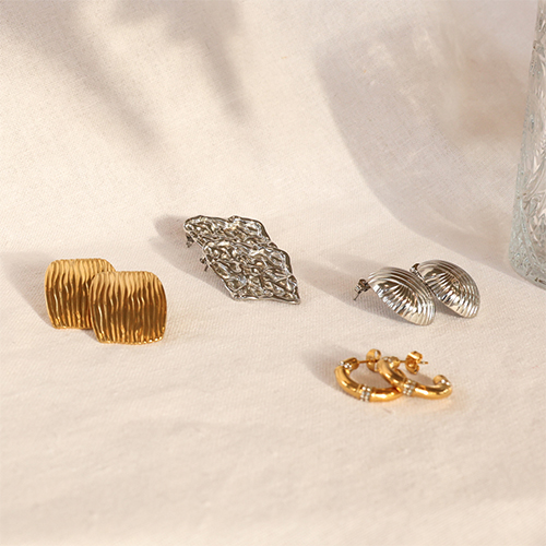 Arm- und Ohrschmuck stylisch kombinieren