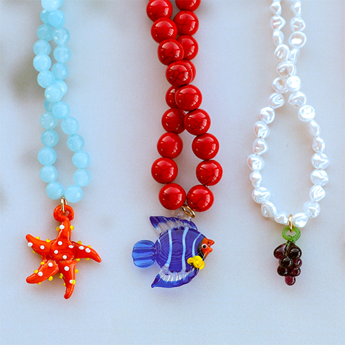Sommer-Schmuck mit Glasanh&auml;ngern gestalten