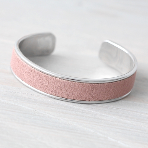 Dieses hippe Armband k&ouml;nnen Sie ganz pers&ouml;nlich machen, indem Sie 5 oder 10 mm flaches Leder oder Kordel verwenden!