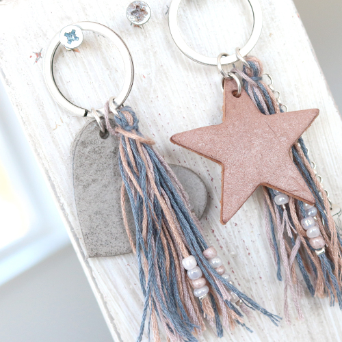 Prachtvolles Leder ist super f&uuml;r die kommende Saison! Mach jetzt trendy Boho Schmuck mit unseren Anh&auml;ngern aus DQ Leder.