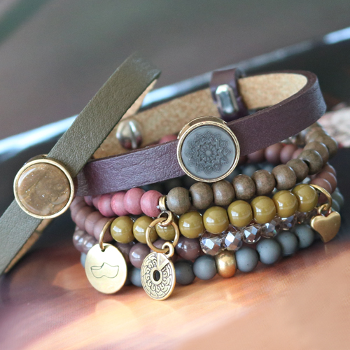 Faszinierender Schmuck mit Cuoio, Holz Perlen, Facettperlen und Perlen aus Acryl