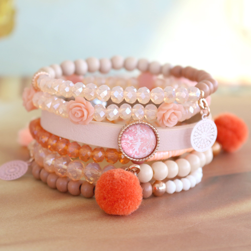 Dieser Sommer Look ist aus den sch&ouml;nsten Perlen in herrlichen &ldquo;peach&rdquo;& &ldquo;coral&rdquo; T&ouml;nen gemacht.